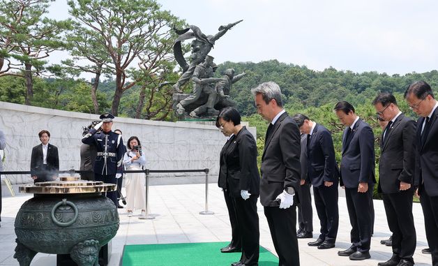 현충탑 참배하는 한성숙 신임 국무총리