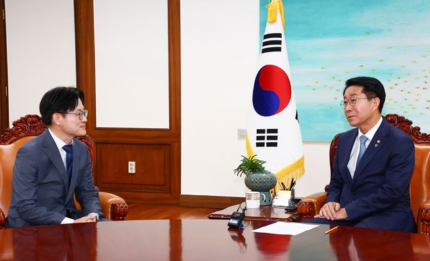산업부 장관과 대화 나누는 국회의장