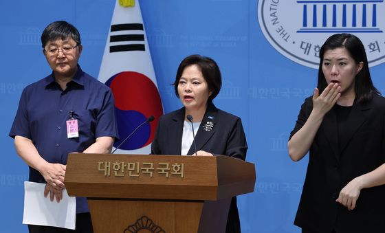 기자회견하는 정춘생 의원
