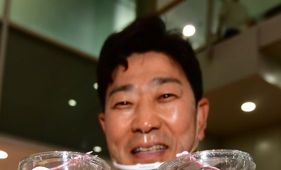 박용선 포항시장은 급식봉사 중