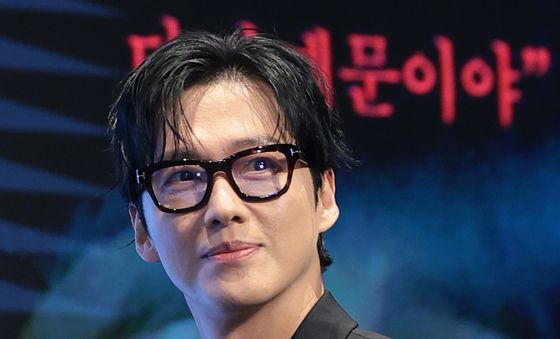 남궁민, 서늘한 눈빛