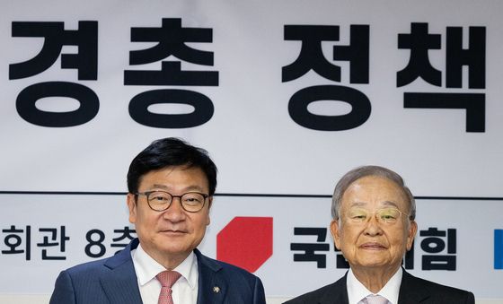 기념 촬영하는 정점식 野 원내대표와 손경식 경총회장