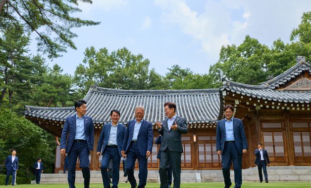 오찬 회동 마친 이재명 대통령과 문재인 전 대통령