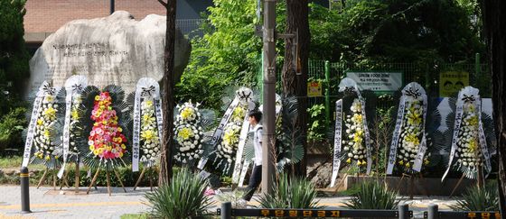 광주일고 향해 '스벅가야지' 논란, 배재고 앞 근조화환
