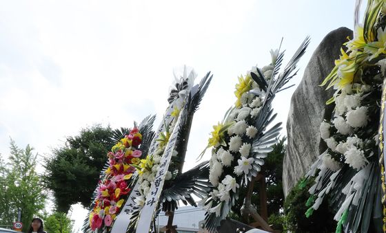 '스벅가야지' 논란, 근조화환 놓인 배재고등학교