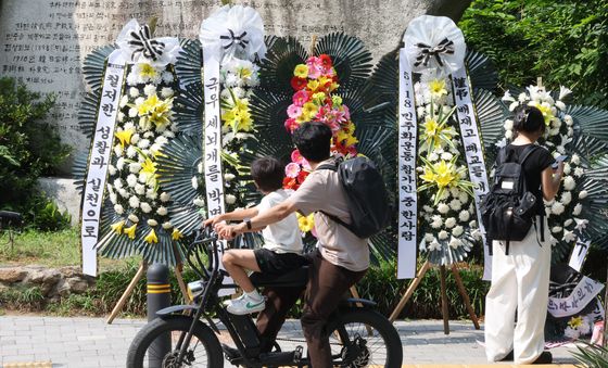 광주일고 향해 '스벅가야지' 배재고 앞에 놓인 근조화환