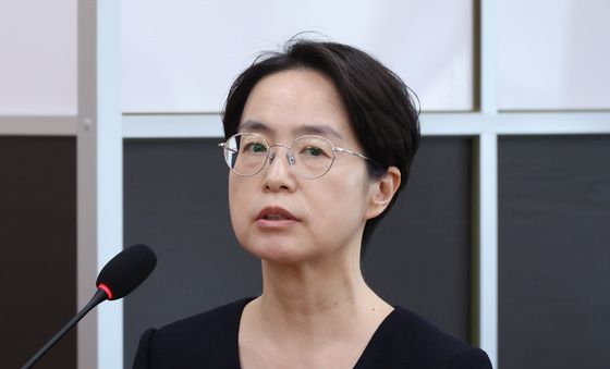 답변하는 민소영 전 송파선관위원장