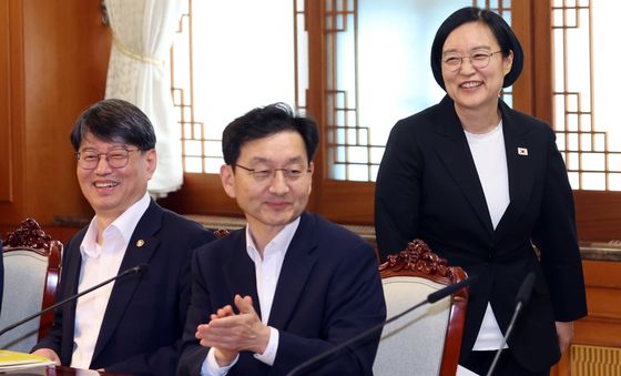 박수받으며 회의 참석하는 한성숙 총리