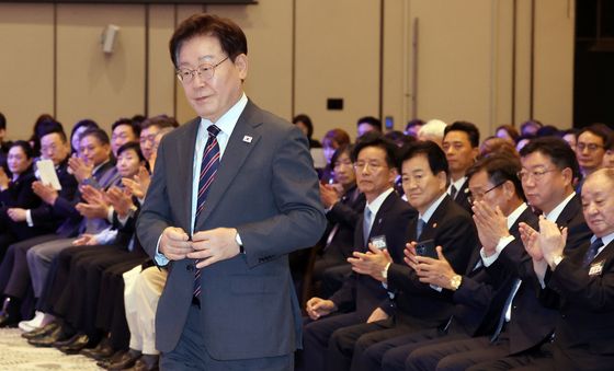 발언대 향하는 이재명 대통령