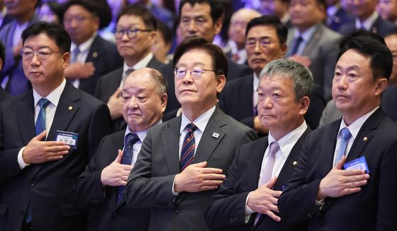 국민의례하는 이재명 대통령