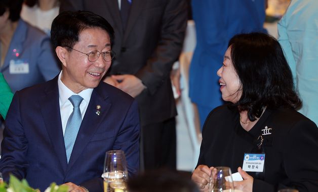 박창숙 회장과 대화 나누는 조정식 국회의장