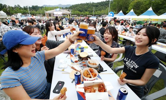 "무더위, 치맥으로 씻어요"