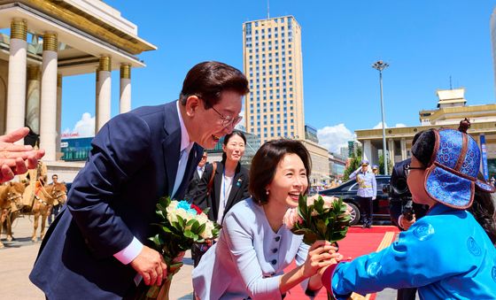 화동에게 꽃다발 받는 이재명 대통령·김혜경 여사