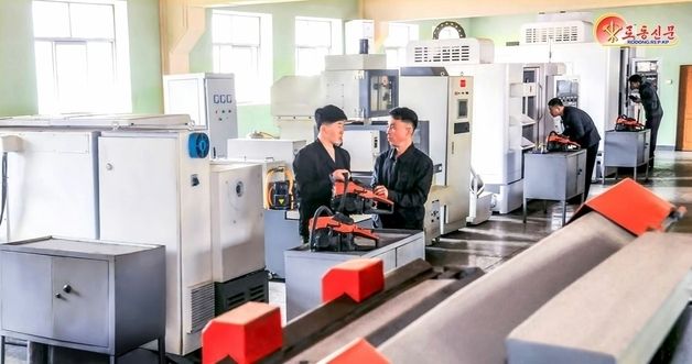 北 "밀림기계톱공장, 당 결정 관철 위한 생산 투쟁 박차"