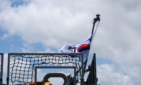 정조대왕함 출항 전 태극기 설치