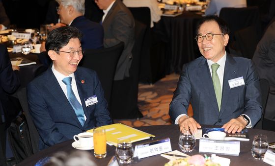 대화 나누는 이억원 위원장과 조용병 회장