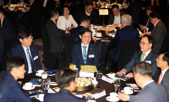 정보보호의 날 기념행사 참석한 이억원 위원장과 조용병 회장