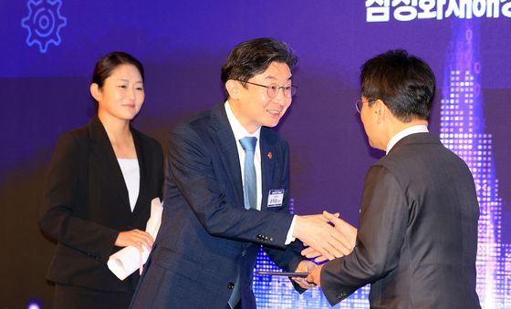 유공자 표창하는 이억원 금융위원장