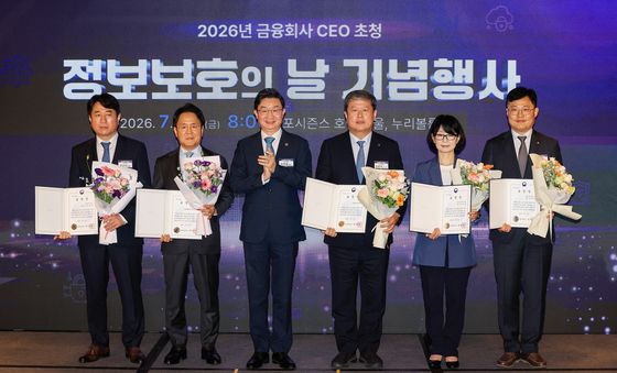 기념촬영하는 이억원 금융위원장
