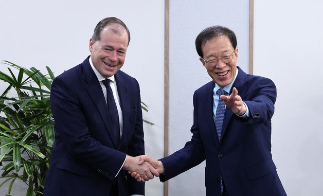 콘라드 아데나워재단 사무총장과 기념촬영하는 이석연 위원장