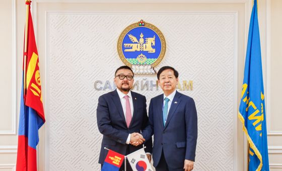 악수하는 구윤철 부총리와 몽골 재무부 장관