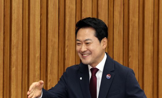 토론회 참석하는 장동혁 대표