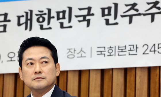 생각에 잠긴 장동혁 대표