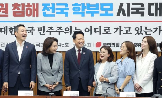 장동혁 대표, 토론회서 '함박 웃음'