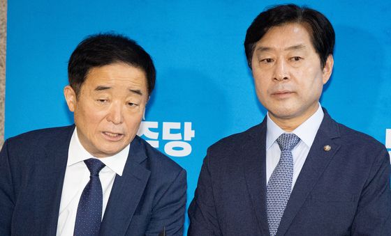 취재진 질문 답하는 강득구·황명선