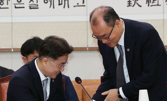 악수 나누는 이진수·기우종