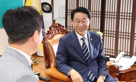 고용노동부 장관과 대화 나누는 국회의장