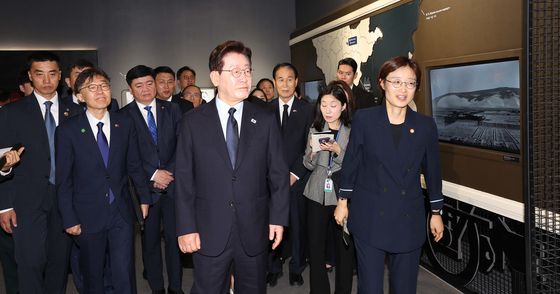 이태준 열사 기념관 둘러보는 이재명 대통령
