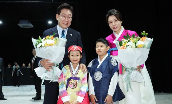 화동들과 기념촬영하는 이재명 대통령 부부