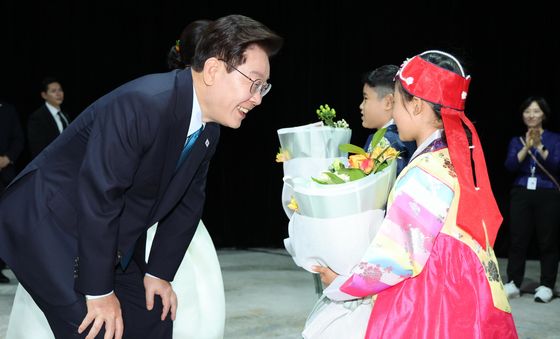 꽃다발 받는 이재명 대통령 부부