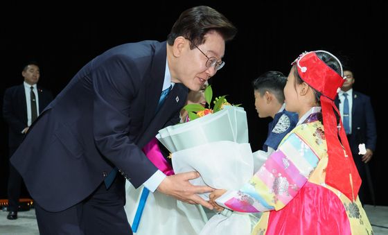 꽃다발 받는 이재명 대통령 부부