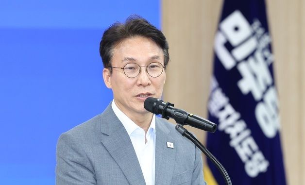 발언하는 김민석 전 총리
