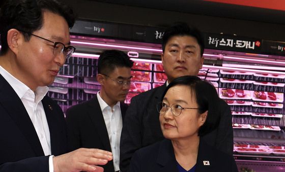 물가 동향 살피는 한성숙 국무총리