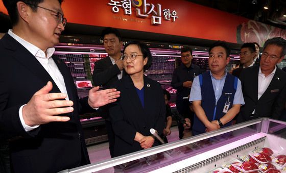 장바구니 물가 살피는 한성숙 국무총리