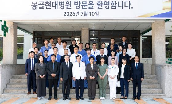 정은경 장관, 몽골현대병원 방문 기념촬영