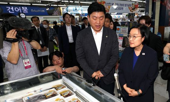 수산물 물가 살펴보는 한성숙 국무총리