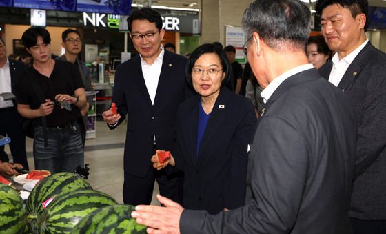 마트 방문한 한성숙 국무총리