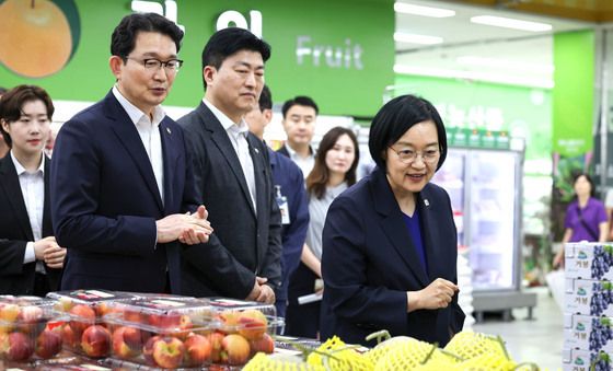 과일 가격 살피는 한성숙 국무총리