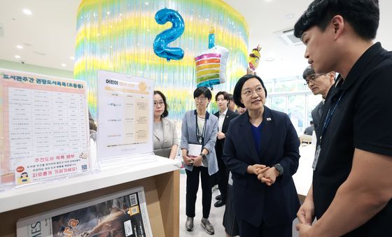 광진어린이영어도서관 둘러보는 한성숙 총리
