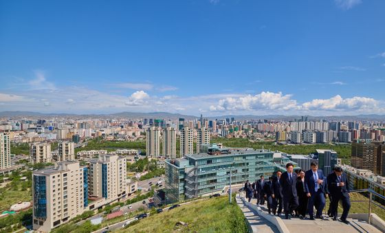 이재명 대통령, 자이승 전승 기념탑 방문