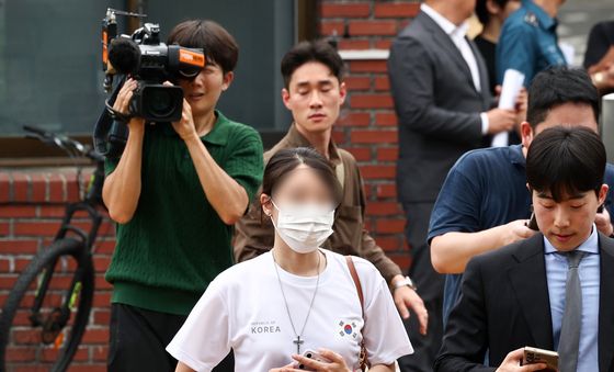 경찰 출석하는 잠실 개표소 '올다르크' 30대 여성