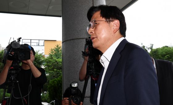 '올다르크' 변호 위해 송파경찰서 들어가는 황교안
