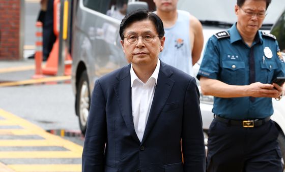 '올다르크' 변호 위해 경찰서 찾은 황교안