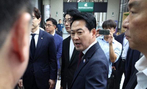항의하는 장동혁 대표