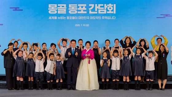 어린이들과 기념촬영하는 이재명 대통령 부부