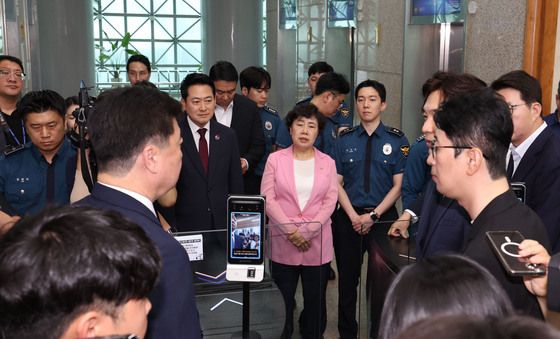 경찰과 대치하는 국민의힘 의원들